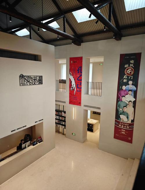精品亚洲少妇穿搭指南：日常优雅与性感魅力融合，打造熟龄女性专属时尚风格