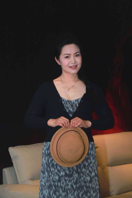 一边爽一边摸一边叫床的相关介绍